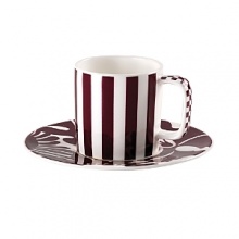 An intensive and bright dark red color that stands out on the pure white of the porcelain is the main feature of the refined fantasy of flowers and fruits that represent the décor of the Claret dinnerware collection.