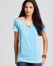 Cutouts at the neck and hemline toughen up this CHASER tee for a punk-meets-sweet look.