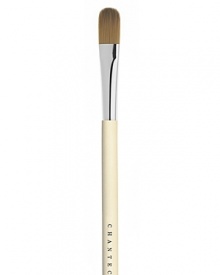 A broad, flat brush to apply concealer evenly and smoothly around the eyes or foundation all over the face. Made of synthetic materials.