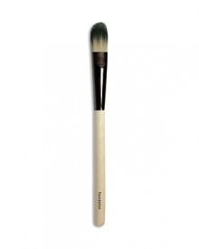 A broad, flat brush designed for flawless foundation application. Made of synthetic materials.