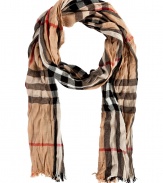 Finish your look on an iconic note with Burberry Londons checked scarf, detailed in super soft crinkled merino-cashmere for luxuriously laid-back results - Frayed ends - Wear inside over bright knit sweaters, or outdoors over classic coats with leather gloves