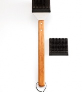 Master the brush off. Made to clean even more in even less time, this Big Head® brush covers the maximum area of your grill, so you can clean up in only a matter of minutes. The attractive rosewood handle provides an exceptionally comfortable grip. 1-year warranty.