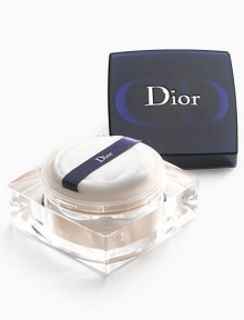 Modern beauty. Retro-glamour. The chic new look of Dior's new loose and pressed powders pay homage to Christian Dior's legendary New Look of 1947. A new direction in powder formulation, they create a matte finish with continuous moisture release to keep skin up to 10% more hydrated even after 6 hours of wear, giving the skin a fresh, radiant new look. Elegantly designed with a midnight blue lid for the loose powder. A return to luxury. Feminine, chic and very Dior. 