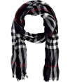 Finish your look on an iconic note with Burberry Londons checked scarf, detailed in super soft crinkled merino-cashmere for luxuriously laid-back results - Frayed ends - Wear inside over bright knit sweaters, or outdoors over classic coats with leather gloves