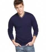 Cultivate your casual look with this solid v-neck sweater from Kenneth Cole Reaction.