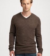 Make an impressive style statement, with this luxuriously soft v-neck pullover of wool and linen, that lends a laid-back, sophistication to your casual wear.V-neck85% wool/15% linenHand washImported