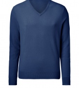 A luxury essential in timeless classic navy, Ralph Laurens super soft cashmere pullover counts as a multi-season must - V-neckline, long sleeves, fine ribbed trim - Contemporary slim fit - Wear over shirts or tees with jeans, cords or chinos