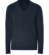 Inject sophistication into your luxe knitwear collection with Marc Jacobs ultra cozy dark night blue fleeced V-neck pullover - Tonal V-neckline, long sleeves, ribbed trim - Classic straight fit - Team with tailored button-downs and sharply cut trousers, or layer over tees and edgy leather jackets