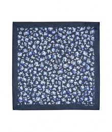 Perfect for folding up and putting in your pocket, Paul Smiths floral hankie is a characteristic-chic choice for this essential accessory - Square shape, logo printed at corner - Stash away in the back pocket of your jeans, or fold into a triangle and showcase on blazers