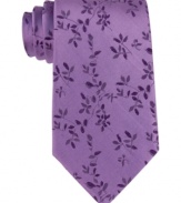 A fresh design levels up this Calvin Klein tie without sacrificing easy versatility.