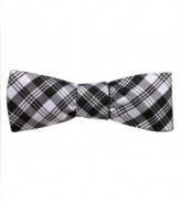 With a pop of preppy plaid, this Countess Mara bowtie add a touch of Ivy style to your dress look. Plus, it's reversible, so you can double your options.