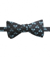 Take a swing at a whole new style. This patterned bowtie from Penguin shakes up your dress wardrobe.