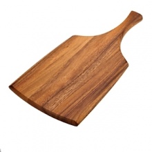 Serve breads, cheeses and more on this paddle-shaped serving board. The curved handle makes the board easy to grip, and the wood grains make the board visually appealing.