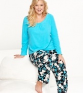 Cozy up in these HUE pajamas featuring a brightly-colored crew neck shirt and printed fleece pants.