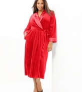 Wrap yourself in the luxury. Jones New York's Steam Velour plus-size robe features lush velour with satin detail on the lapels, cuffs, and tie.