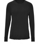 An everyday basic packed with wearing possibilities, Rag & Bones black cotton long sleeve tee is a must for layered looks - Round neckline, long sleeves - Slim fit - Wear under pullovers with jeans and suede lace-ups