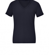 With a cool cut in transitional cotton-wool, Closeds V-neck tee is a modern take on this must-have essential style - V-neckline, short sleeves - Slim fit - Wear with a pullover, jeans and lace-ups