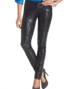 These petite Seven7 pants feature a runway-inspired baroque print and a flattering skinny fit. Pair with statement accessories for a fashion-forward look!