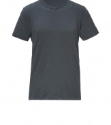 An everyday basic packed with wearing possibilities, Rag & Bones iron grey cotton tee is a must for layered looks - Round neckline, short sleeves - Slim fit - Wear under pullovers with jeans and suede lace-ups