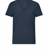 With a cool cut in soft cotton, Closeds V-neck tee is a modern take on this must-have essential style - V-neckline, short sleeves - Slim fit - Wear with a pullover, jeans and lace-ups