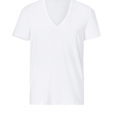 With a cool cut in soft cotton, Closeds V-neck tee is a modern take on this must-have essential style - V-neckline, short sleeves - Slim fit - Wear with a pullover, jeans and lace-ups