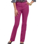 These Charter Club petite jeans feature an of-the-moment colored wash and slimming tummy panel for a flattering fit! Pair it with a printed shirt for an unexpected take on tailored dressing.