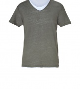 Stylish t-shirt in fine, linen and cotton blend - On-trend layered look in classically cool shades of dark green and white - Ultra-soft, summer weight material - V-neck and short sleeves - Slim, straight cut - A modern twist on a venerable wardrobe basic - Wear solo or beneath a blazer or cardigan and pair with jeans, khakis and shorts