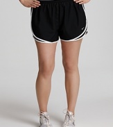 Tapered mesh insets allow for ventilation while a stylish look makes these Nike shorts a runner's favorite.