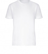 Stylish T-shirt in white cotton - by L.A. hip label James Perse - extremely comfortable mashine washable material - classic T-shirt cut with crew neck and short sleeves - slim, straight and nice and long cut - genius basic for every day, versatile use - wear under a sweater or sports jacket or solo - styling: pairs with jeans in all washes, chinos or corduroy pants