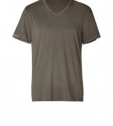 Classic T-shirt from the California casual label Vince - In olive, washed-cotton - Piped V-neck - Slim fit - With jeans or chinos and sneakers or boots