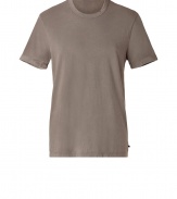 Stylish T-shirt in fine brown cotton - A classic must from hip L.A. label James Perse - Extremely comfortable, machine washable material - Crew neck and short sleeves - Slimmer, straight silhouette and longer cut - Perfect, super-versatile basic for every day - Wear solo, under a sweater or blazer - Styling: pairs with jeans in all washes, chinos or corduroy pants