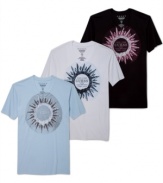 The sun is king of your vacation style with these graphic t-shirts from Guess Jeans.