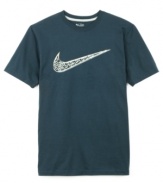 Kick back in casual with this graphic t-shirt from Nike.