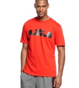 Be bold. Step up your casual-style game with this graphic t-shirt from Nike, featuring Dri-Fit technology for maximum comfort.