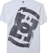 Cling to the fresh style of this graphic t-shirt from DC Shoes, the perfect pick to keep you breezy on warm summer days.