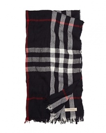 Sophisticated, soft and warm, with a classic masculine plaid updated with a crinkled texture: this cashmere & fine merino wool scarf from Burberry effortlessly pairs with a trench.