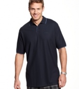 This classic polo shirt from Calvin Klein comes with tipping details to enhance your casual look.