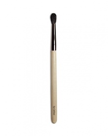 A long, tapered brush, similar to a paintbrush, designed for precise eye shade application along the contour of the eye. Made of luxuriously soft squirrel hair.