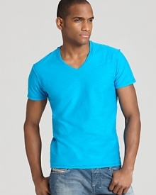 V-neck tee with a solid cotton shell and pocket detail at the neck.