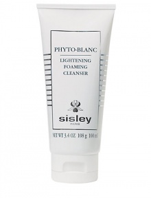 A foaming gel that gently cleanses the face and removes excess sebum and impurities that dull the complexion. Encourages a brighter, more even and more luminous complexion. 3.4 oz. 