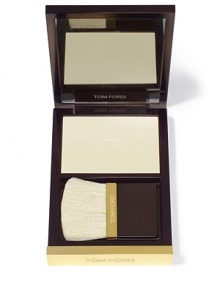 Diffuse imperfections and create radiant skin with this weightless and undetectable, micro-fine powder. Formulated with specially coated pigments, it creates a diaphanous veil of light on the face to achieve a silky, smooth-looking surface. Its ultra-gliding texture blends like a fluid on the skin, moisturizing and redefining the complexion to ensure a natural, even and luminous finish. Custom applicator brush included.