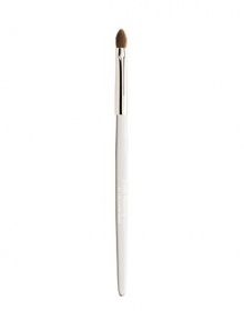 Trish's Brush 61 Corner is precision shaped to perfectly emphasize the corners of the eye whether you want to lift and elongate at the outer corner, or brighten and open up the inside of the eye. Sweep along the upper or lower lash lines for just the right amount of soft definition. 