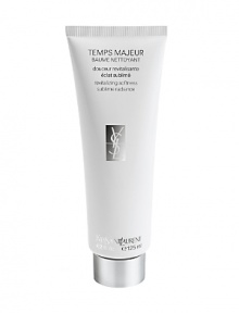 More than a simple cleanser, Temps Majeur Baume Nettoyant invites you to a unique sensorial experience, a moment of pleasure and wellness. Successively turning into balm, oil and milk, its unique texture is soft, soothing and very comfortable and completely dissolves makeup, including waterproof mascara. Temps Majeur Baume Nettoyant comforts the skin while cleansing. For all skin types, including sensitive skin, without any drying or tightening sensation, this cleansing balm leaves the skin supple, smoothed and perfectly moisturized.