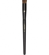 This round angled, natural-bristled brush is the ideal partner to all eye shadows. Its rounded contoured edges helps perfectly apply shadow to the crease and corners of the eye.