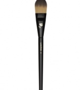 This easy-to-clean, synthetic bristled brush is the perfect partner to all liquid foundations. The tapered edge blends liquid makeup for a natural, even look. Brush hairs are softer, and have a more graduated tip for even, controlled blending.