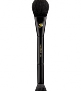 This versatile, dual-ended natural-hair brush is the ideal partner to contour the face and create a customized, naturally sculpted look. The flat, oval shape gently lays product on the skin, while the flat circular tip gives a precise application.