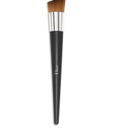 Designed for applying fluid and cream foundations, this stunning brush has a dense, beveled head, allowing you to work with more makeup and blend it perfectly into the skin, for results that combine a natural look with perfect coverage. The brush's skillfully tapered synthetic hairs offer the soft touch of natural hairs and polish the foundation for maximum radiance. Made in France. 