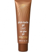 Skin-illuminating gel for a radiant glow all year long. Glides on to your face to enhance your tan and give golden and copper highlights to your skin. Thanks to its reflective pigments and the silicone contained in its formulation, it melts into the skin to make it more luminous and golden. Fresh and easy to apply, this extremely fine-textured non greasy gel blends with skin for a natural-looking, translucent, uniform complexion.