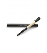 This portable brush is ideal for lip touch-ups throughout the day. Features a brush cap that does double-duty: it protects bristles when brush is not in use, and can also be placed on the end of the brush for a longer handle and easier application. The specially designed brush head has short, tapered hairs for precise application. 