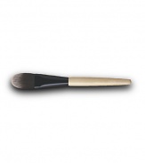 Achieve flawless foundation application with this brush. Creates a polished look with full coverage. Can be used with all our foundation formulas. 